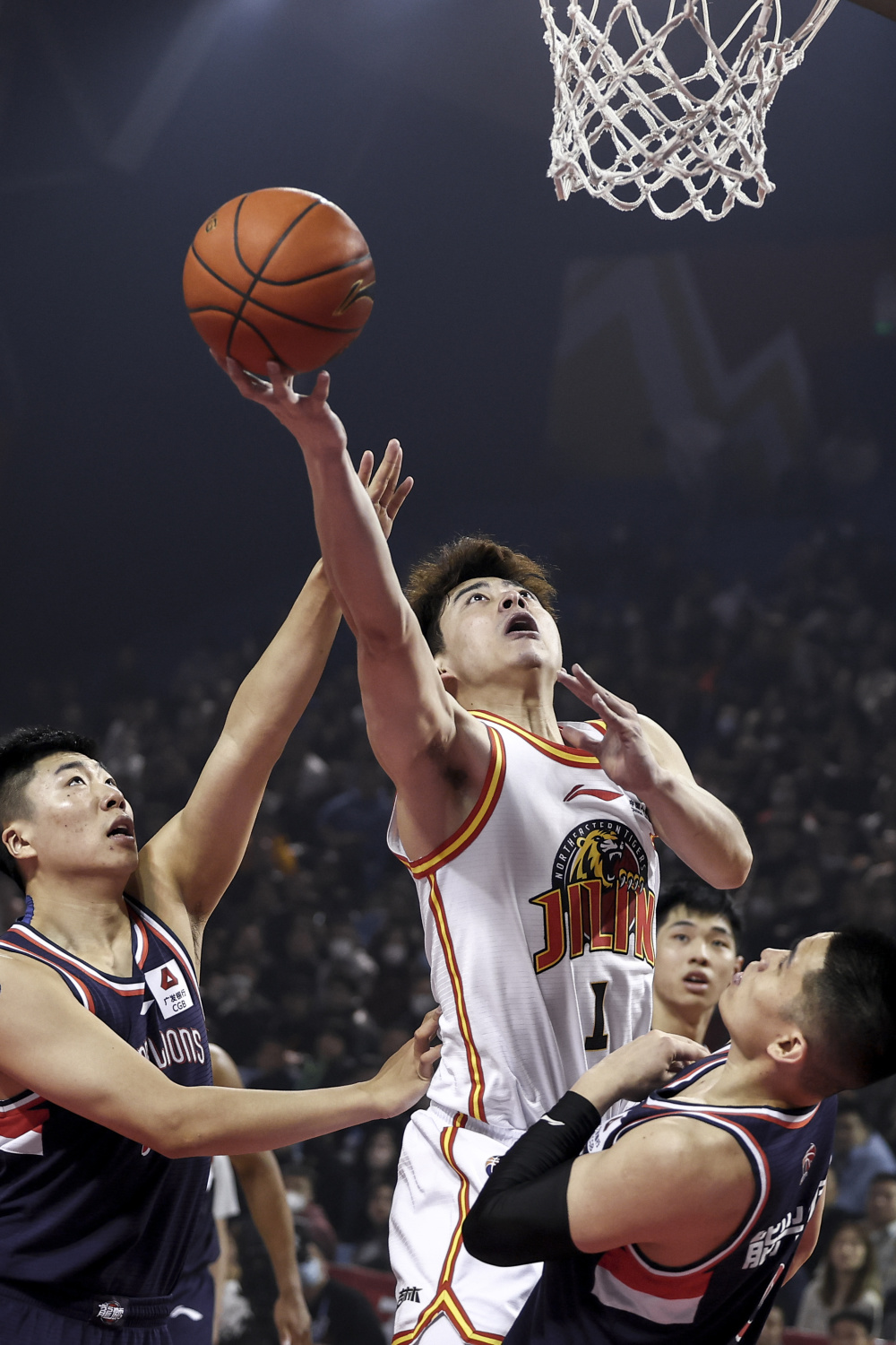 包含体育产业银行支持青少年篮球项目融资，促进行业资本流动的词条