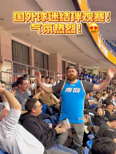 现场氛围热烈：球迷欢呼不断，气氛火爆！
