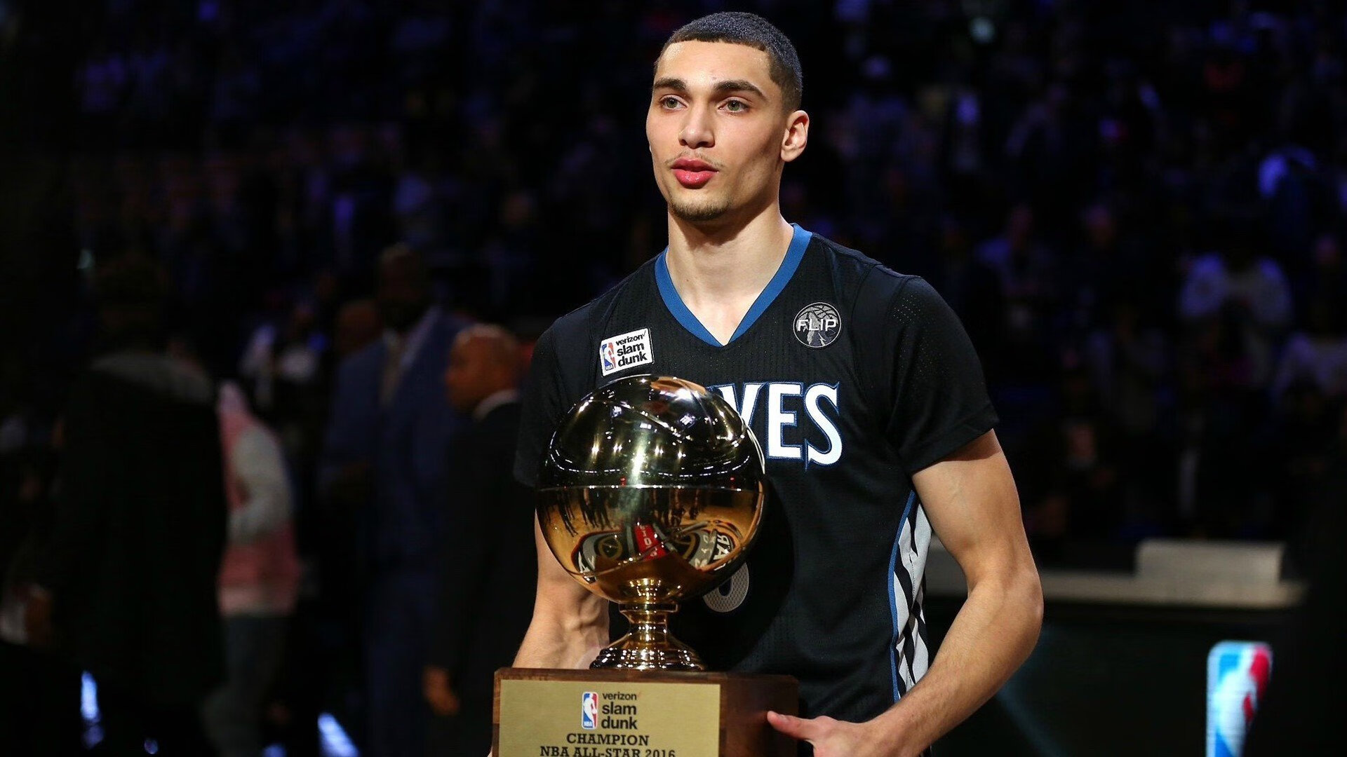 2018年西部决赛：库里在第三节一人投中五个三分球，一举扳平系列赛！