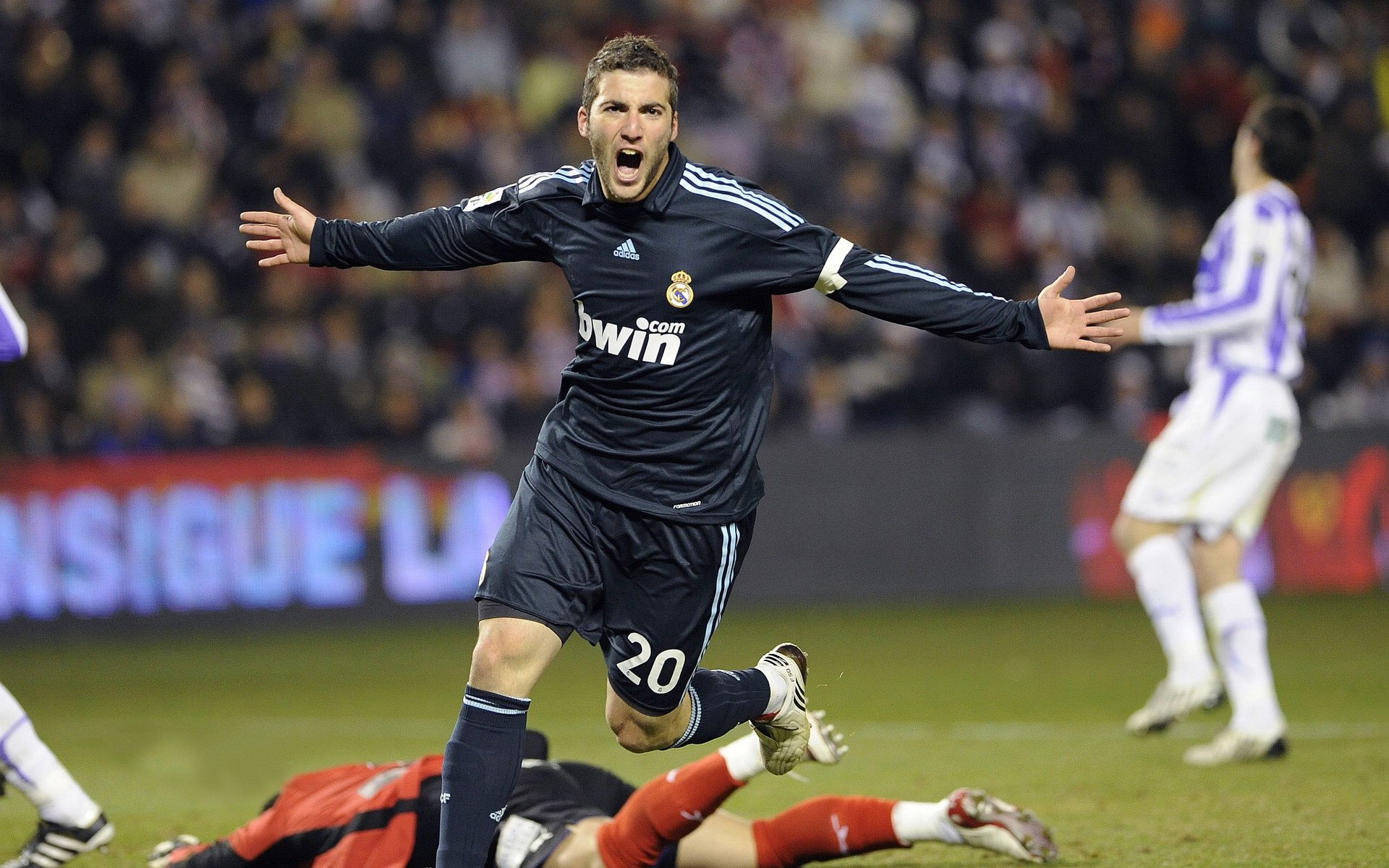 _运动员人气指数：社交媒体粉丝数量激增_，运动员粉丝排行榜最多前十名